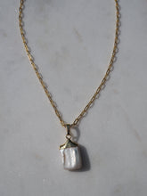 Load image into Gallery viewer, Pearl Pendant Necklace